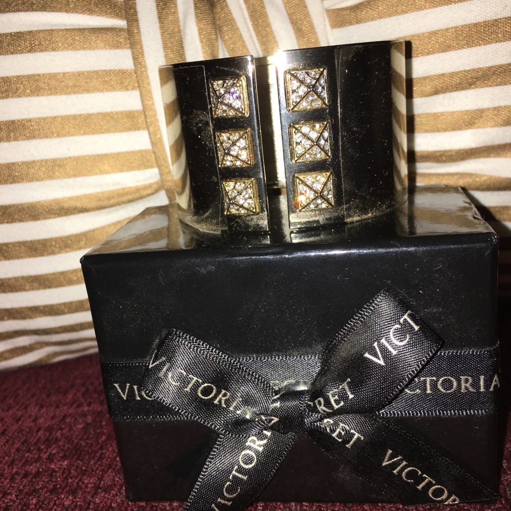 VICTORIA SECRET GOLD BANGLE